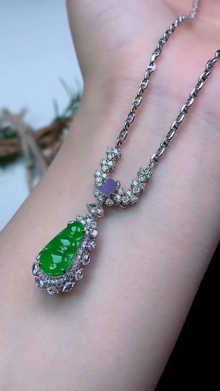 天然A货翡翠福豆项链，尺寸13.4-6.7，重量:6.54g3月22日
工厂直销收藏佳品,种好水足，色泽均匀，有种有色，上手高大气！