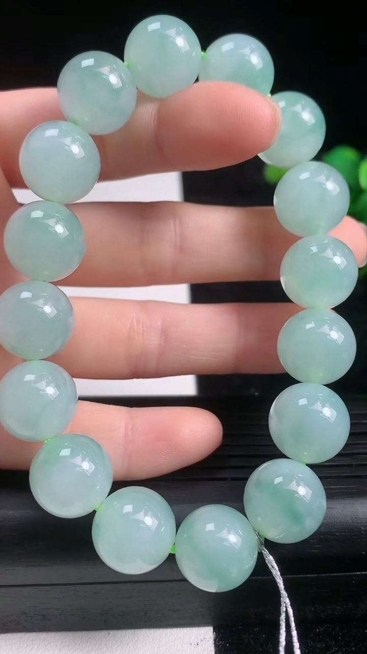 天然A货翡翠圆珠手串尺寸13-16颗重量:60.44g3月22日
工厂直销收藏佳品,种好水足，色泽均匀，有种有色，上手高大气！