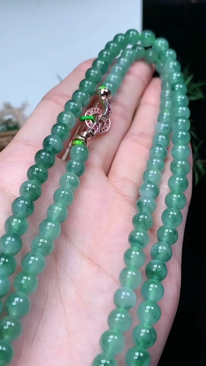 天然A货翡翠飘花圆珠项链，尺寸6.3-108颗，重量:49.78g3月22日
工厂直销收藏佳品,种好水足，色泽均匀，有种有色，上手高大气！