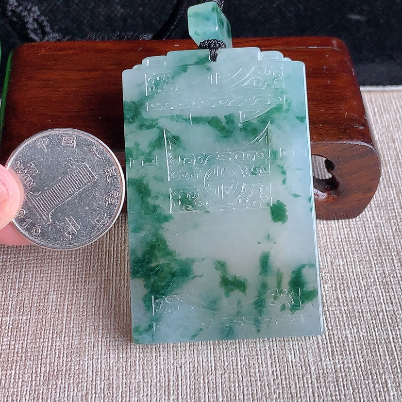 天然A货翡翠飘花仿古无事牌吊坠 
尺寸60.7-38.4-6.3mm 重量51.32g 0320