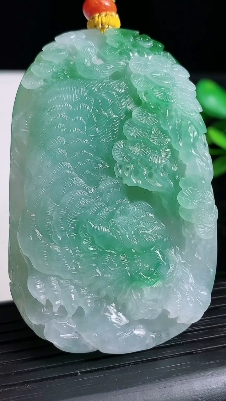 天然A货翡翠生肖虎吊坠尺寸64.6-41.7-11.3重量:71.71g
3月22日