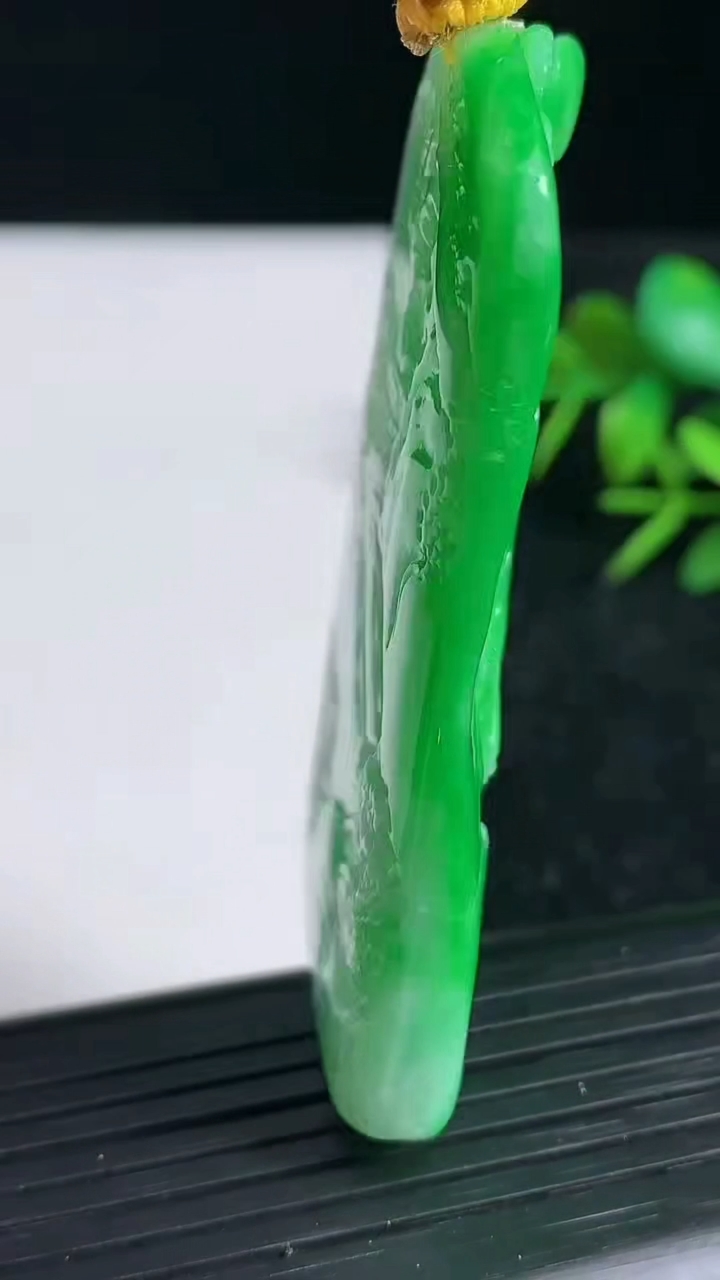 天然A货翡翠山水牌吊坠尺寸62.8-33.6-8.5重量:42.45g
3月22日