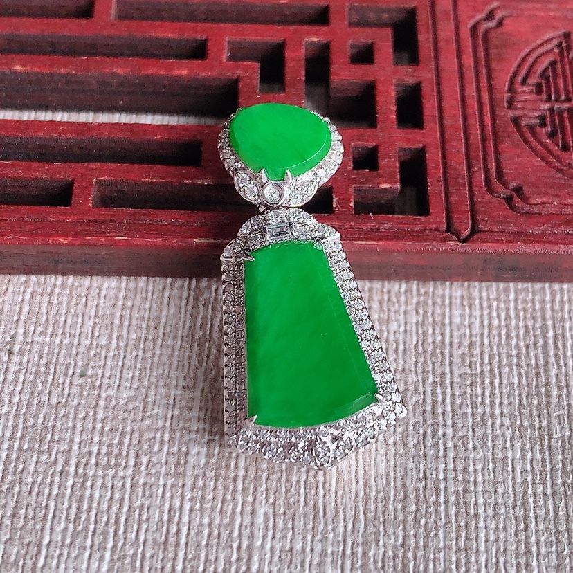 天然A货翡翠18K金伴钻镶嵌阳绿无事牌吊坠 
尺寸32.6-15.3-8裸石15.5-10.3mm 重量5.28g 0321