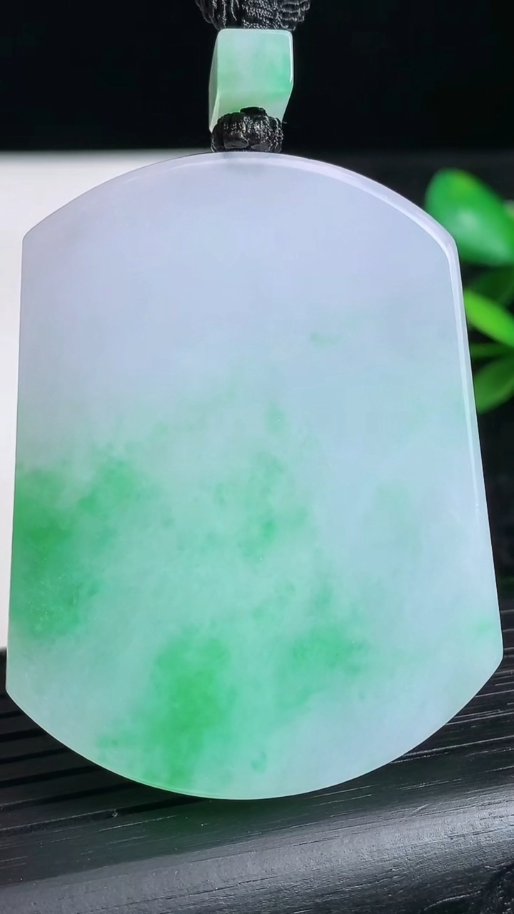 天然A货翡翠仿古无事牌吊坠尺寸53.5-47.1-5.4重量:38.36g
3月22日