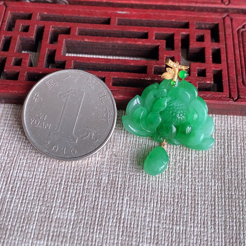 天然A货翡翠18K金镶嵌满绿荷花和和美美吊坠 
尺寸33-17.6-25.2-6.8mm 重量5.28g 0322