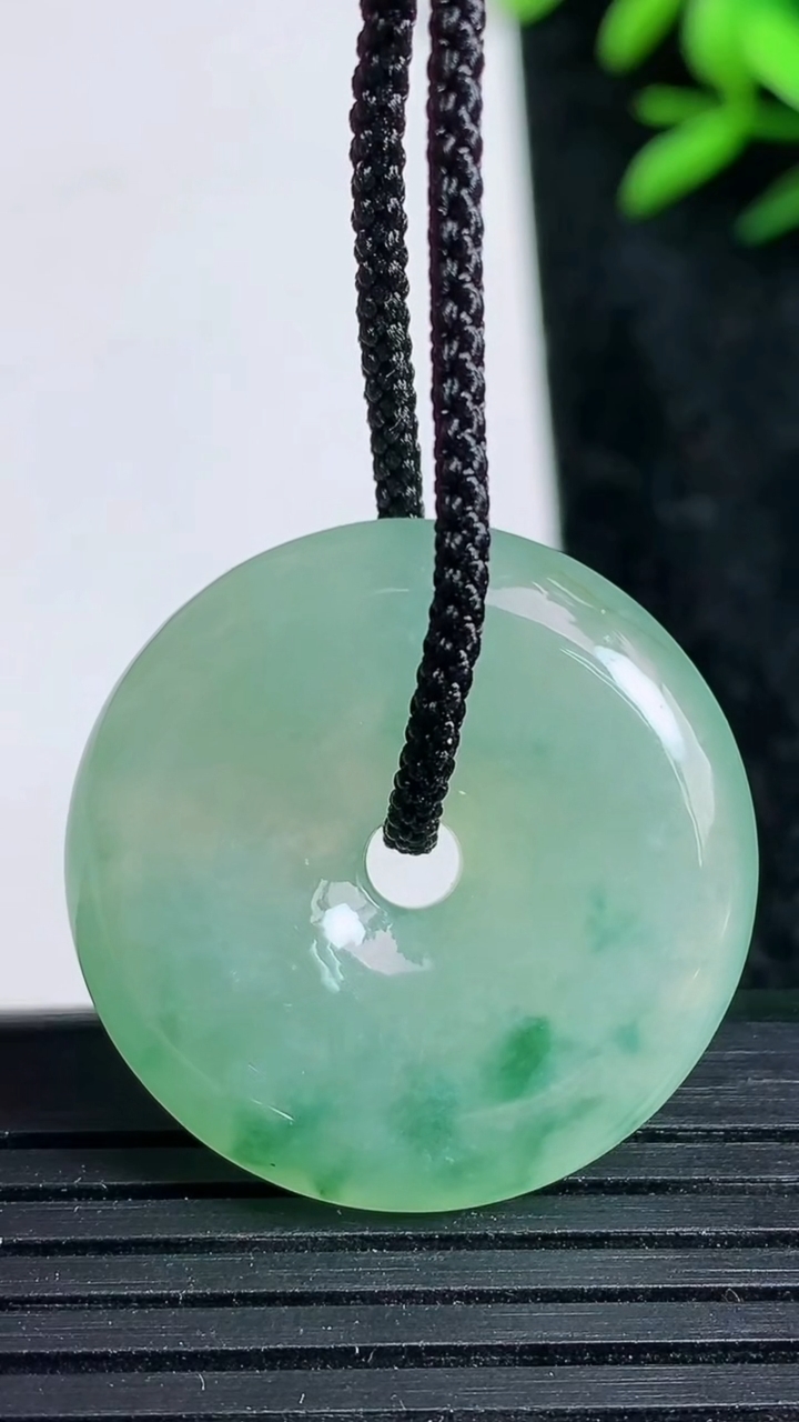 天然A货翡翠飘花平安扣吊坠，尺寸28.5-6.5，重:g
3月22日