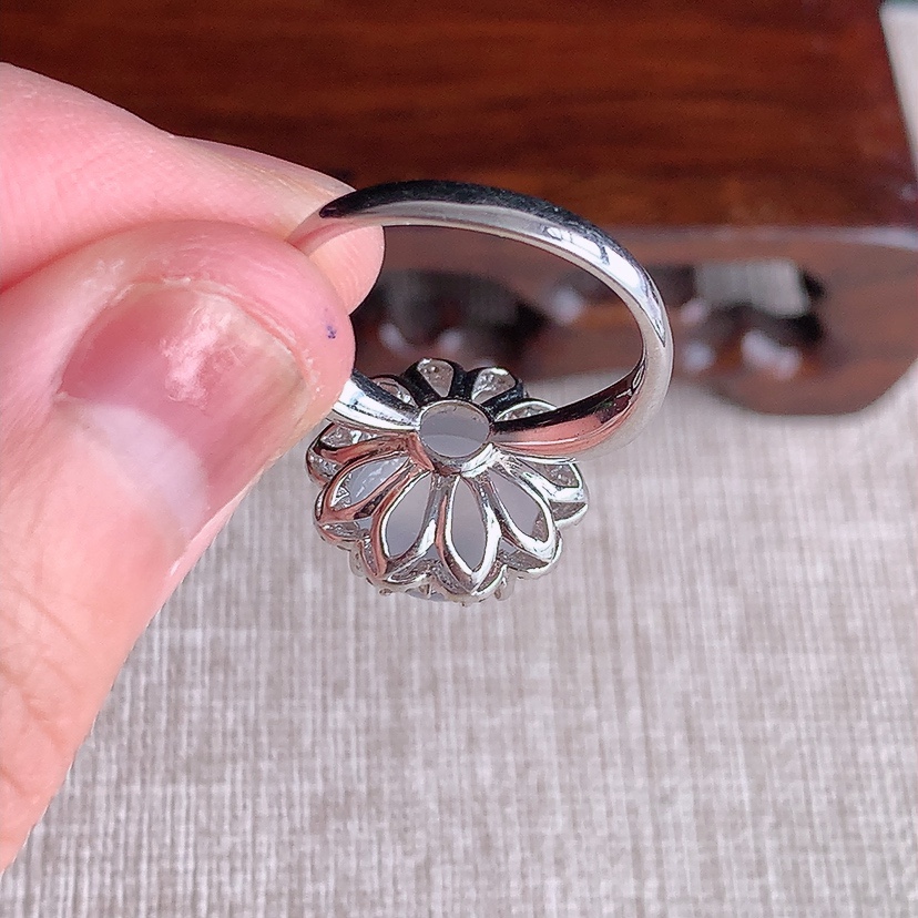 天然A货翡翠18K金伴钻镶嵌白月光蛋面戒指 圈口17.6裸石
尺寸10.6mm 重量5.00g 0321