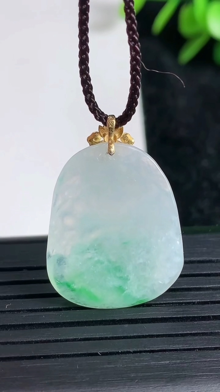 天然A货翡翠逍遥佛吊坠尺寸25.2-19.8-5.6重量:5.06g
3月22日