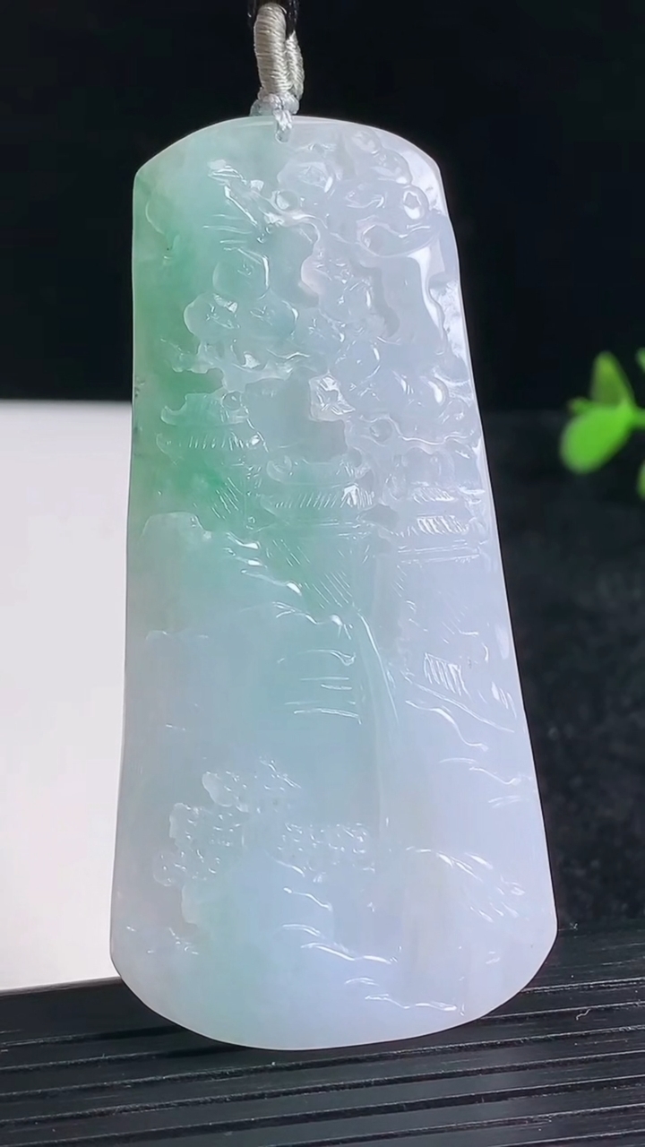 天然A货翡翠山水牌吊坠尺寸69.2-33.4-5.4重量:26.54g
3月22日