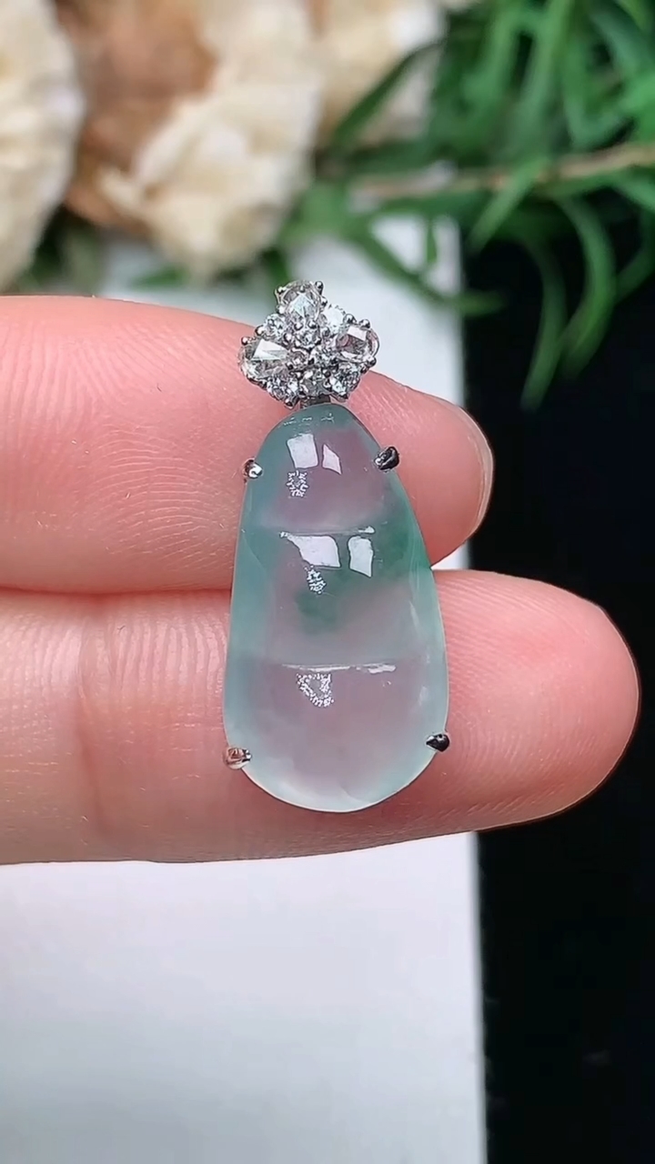 天然A货翡翠飘花福豆吊坠，尺寸16.6-9.8-6，重量:2.24g
3月22日