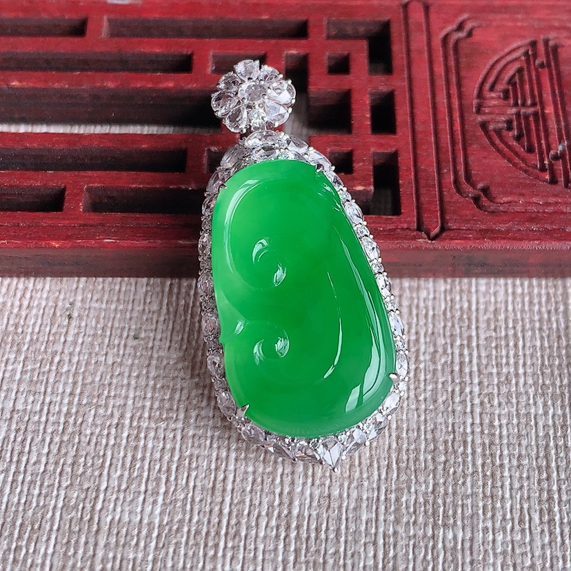 天然A货翡翠18K金伴钻镶嵌阳绿如意吊坠 
尺寸38-17.6-9.5裸石24.4-14.8mm 重量8.40g 0321