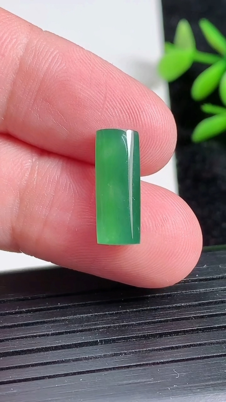 天然A货翡翠马鞍戒面，尺寸16.4-6.2-3.5，重:0.90g2026年3月22日
工厂直销收藏佳品,种好水足，色泽均匀，有种有色，上手高大气！