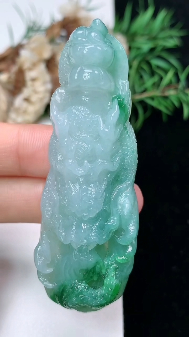 天然A货翡翠龙牌吊坠，尺寸67-23-13.5，重量:35.77g
3月22日