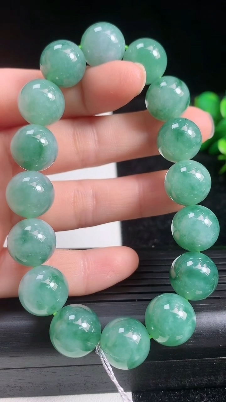 天然A货翡翠种飘花圆珠手串尺寸12.4-16颗重量:56.98g3月22日
工厂直销收藏佳品,种好水足，色泽均匀，有种有色，上手高大气！