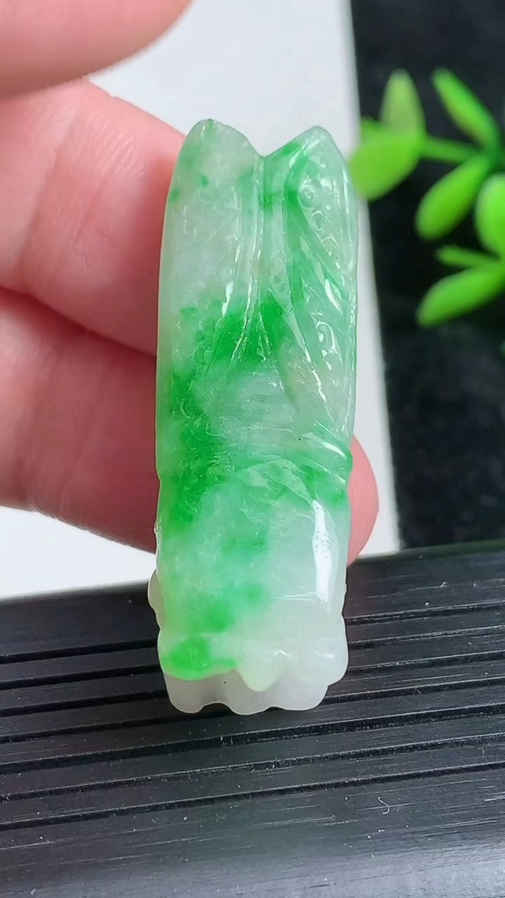 天然A货翡翠一鸣惊人吊坠，尺寸41.6-14.3-13.3重:12.77g
3月22日