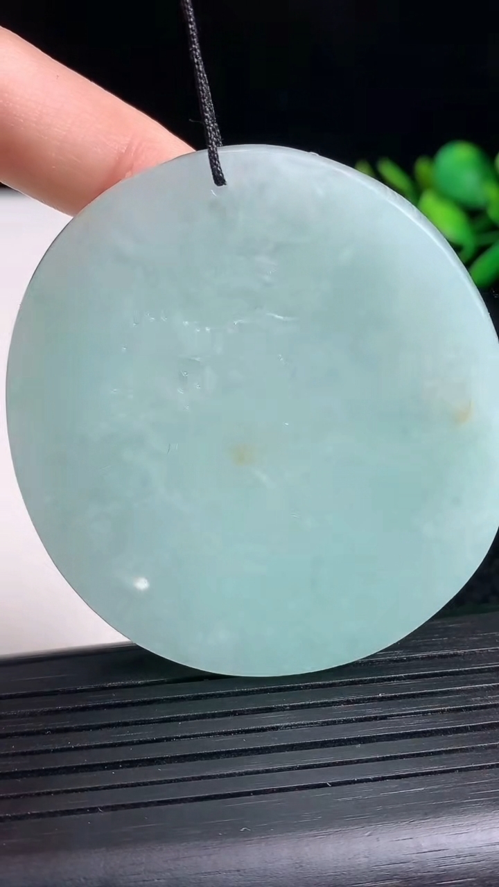 天然A货翡翠山水大势至菩萨吊坠尺寸57.9-53.3-8.2重量:54.50g
3月22日