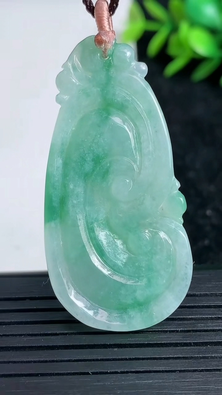 天然A货翡翠如意吊坠尺寸49.2-23.7-5.5重量:12.00g
3月22日