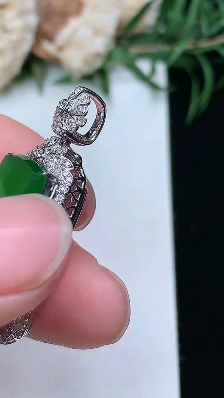 天然A货翡翠无事牌吊坠，尺寸33.4-16.2-9.2，裸石21.2-12.7，重量:5.44g
3月22日