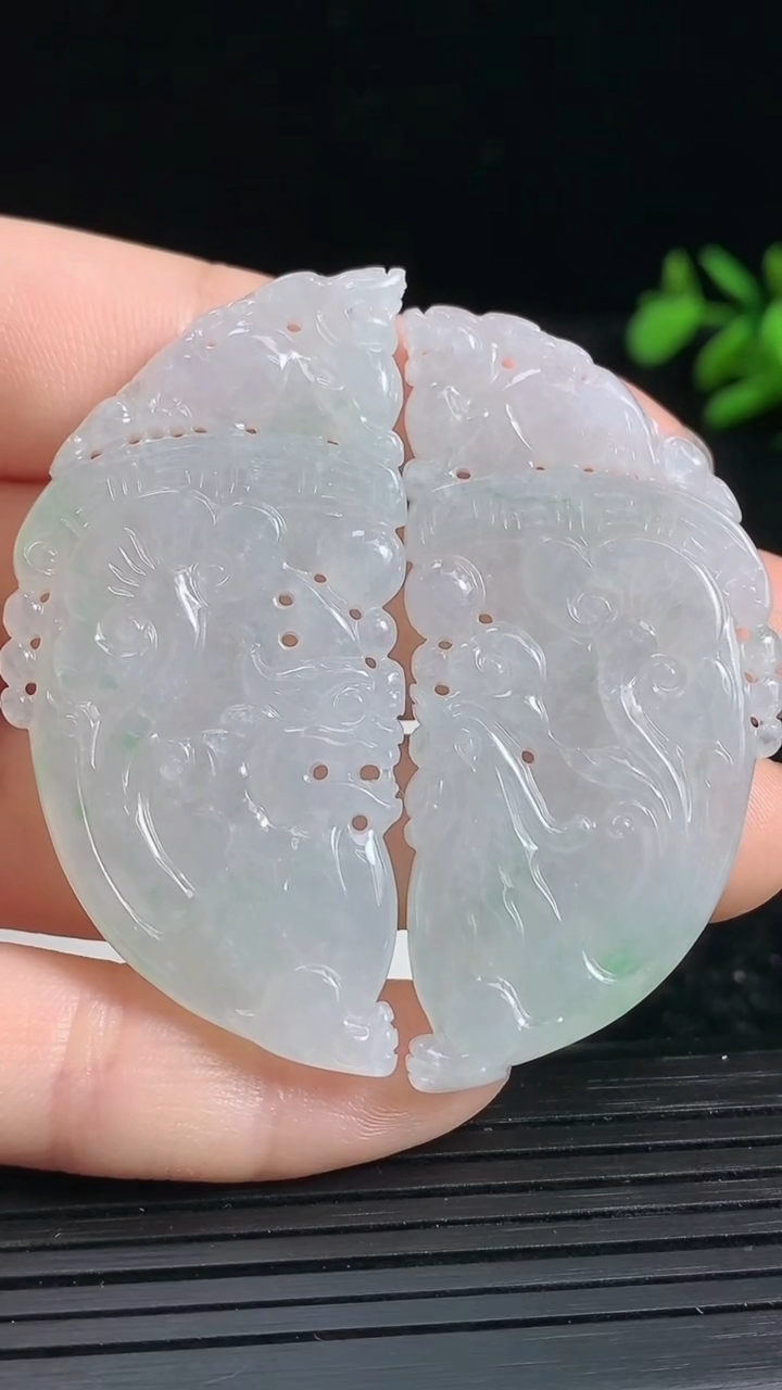 天然A货翡翠龙凤呈祥吊坠一对尺寸51.5-24.1-5重量:27.45g
3月22日