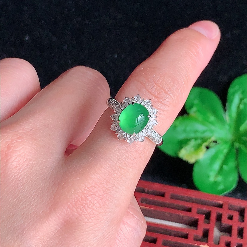 天然A货翡翠18K金伴钻镶嵌满绿蛋面戒指 圈口17.3裸石
尺寸8-6.8mm 重量3.68g 0320