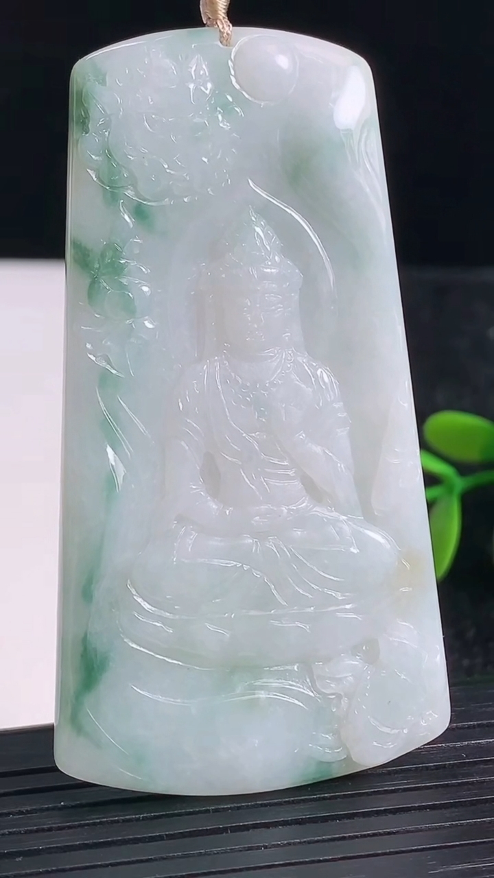 天然A货翡翠飘花文殊菩萨吊坠尺寸68.7-36.7-4.6重量:27.46g
3月22日