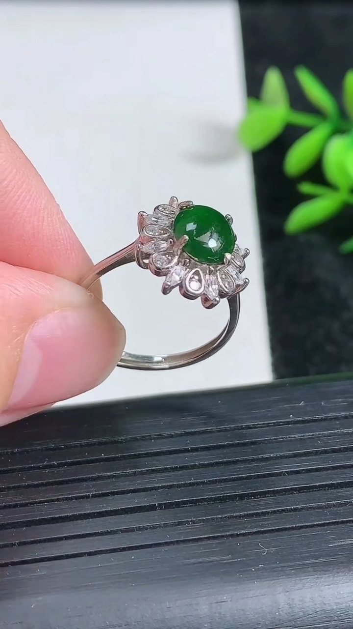 天然A货翡翠蛋面戒指，尺寸8-6.8，重:2.31g2026年3月22日
工厂直销收藏佳品,种好水足，色泽均匀，有种有色，上手高大气！