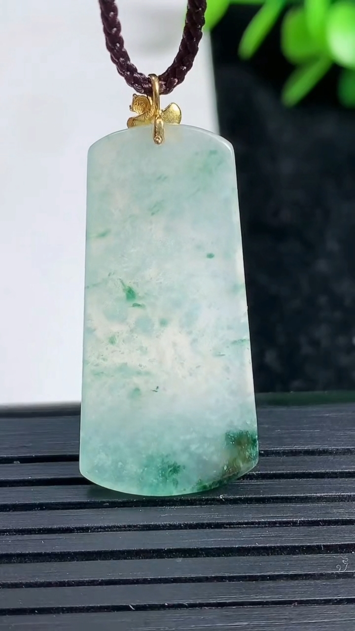 天然A货翡翠18K金飘花无事牌吊坠尺寸33.4-16.2-2.3重量:4.29g
3月22日