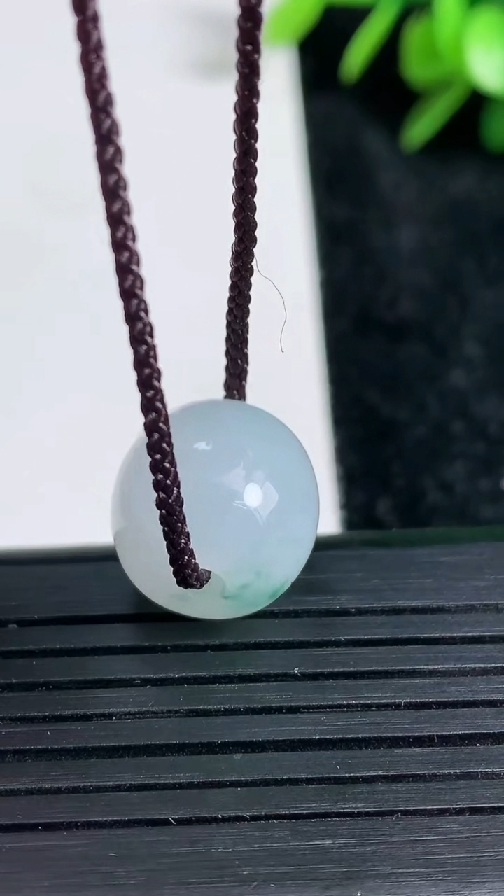 天然A货翡翠飘花路路通吊坠尺寸14.1-12.9重量:5.27g
3月22日