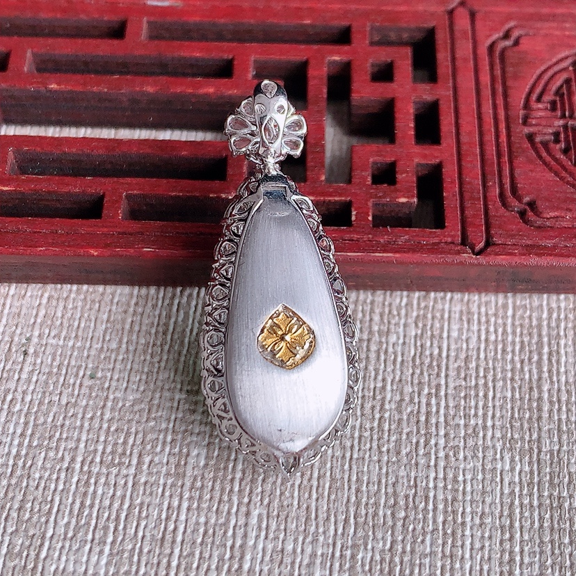 天然A货翡翠18K金伴钻镶嵌阳绿四季豆福豆平安豆吊坠 
尺寸35.2-13.8-11.4裸石19.6-8.8mm 重量5.56g 0321