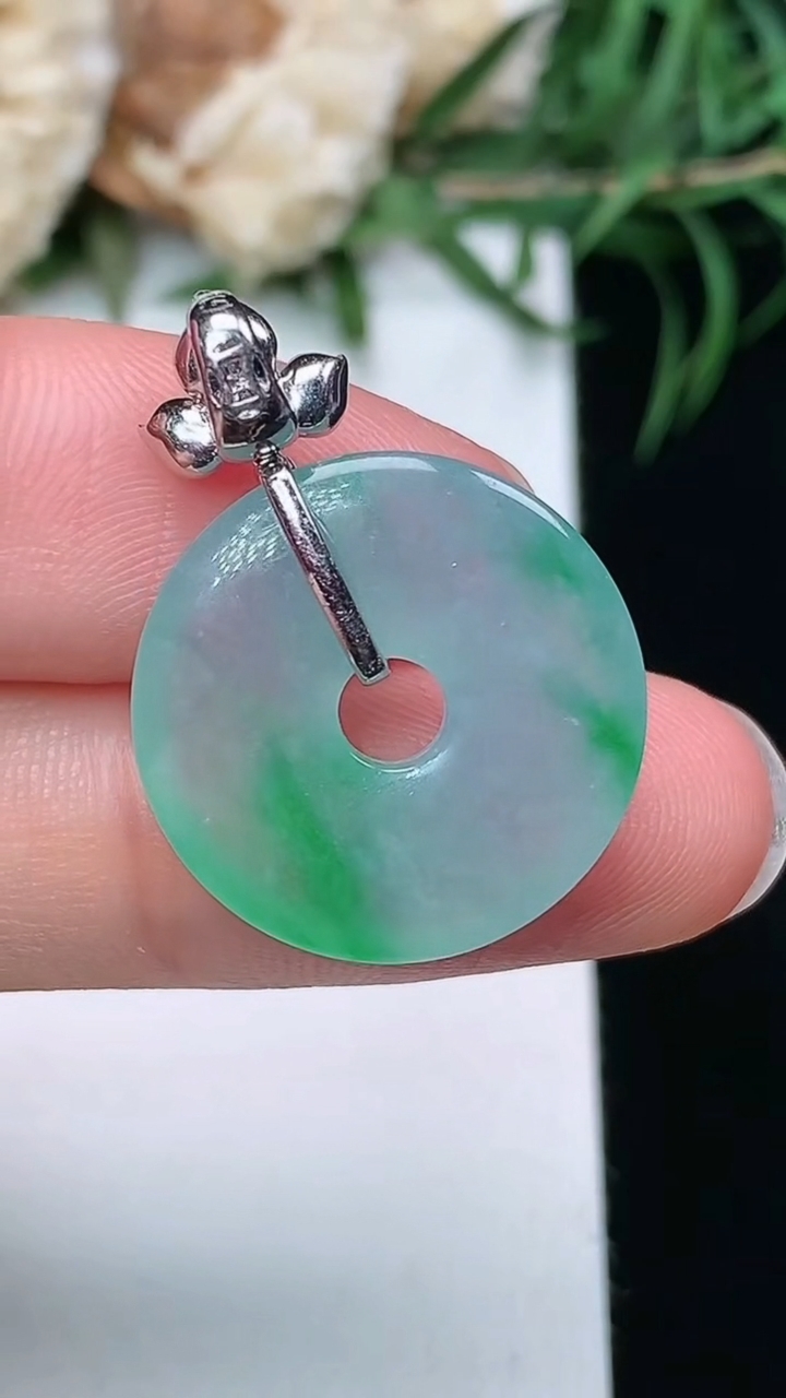 天然A货翡翠平安环吊坠，尺寸18.5-4，重量:3.50g
3月22日