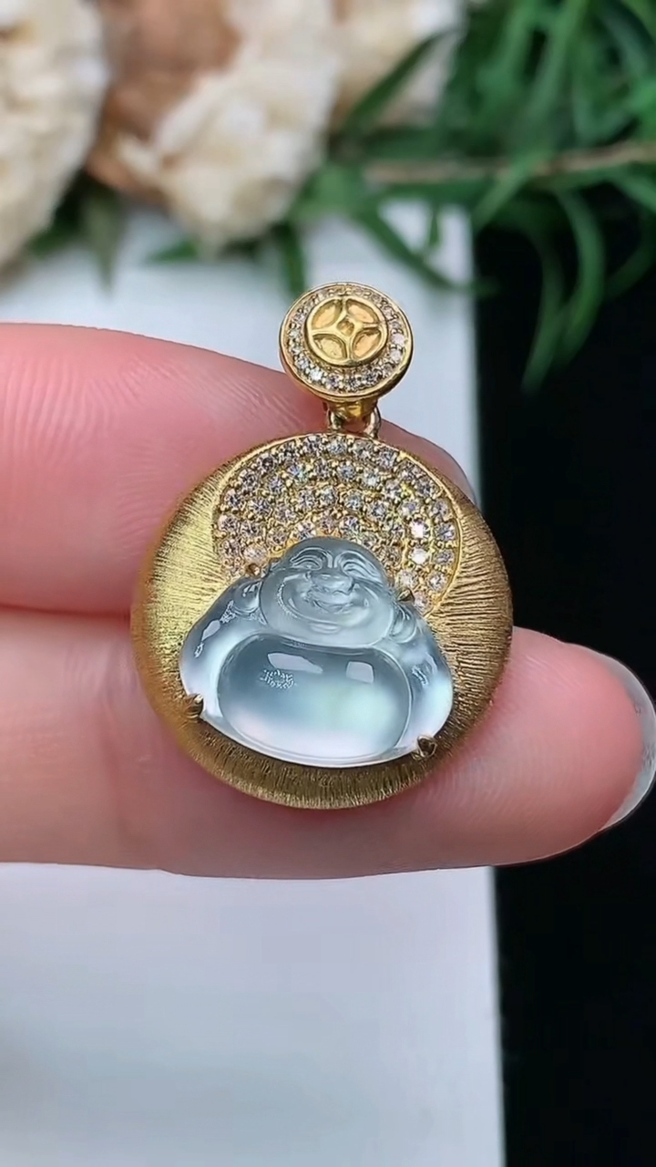 天然A货翡翠白冰佛公吊坠，尺寸24.2-17.4-6，裸石10.2-12，重量:2.79g
3月22日