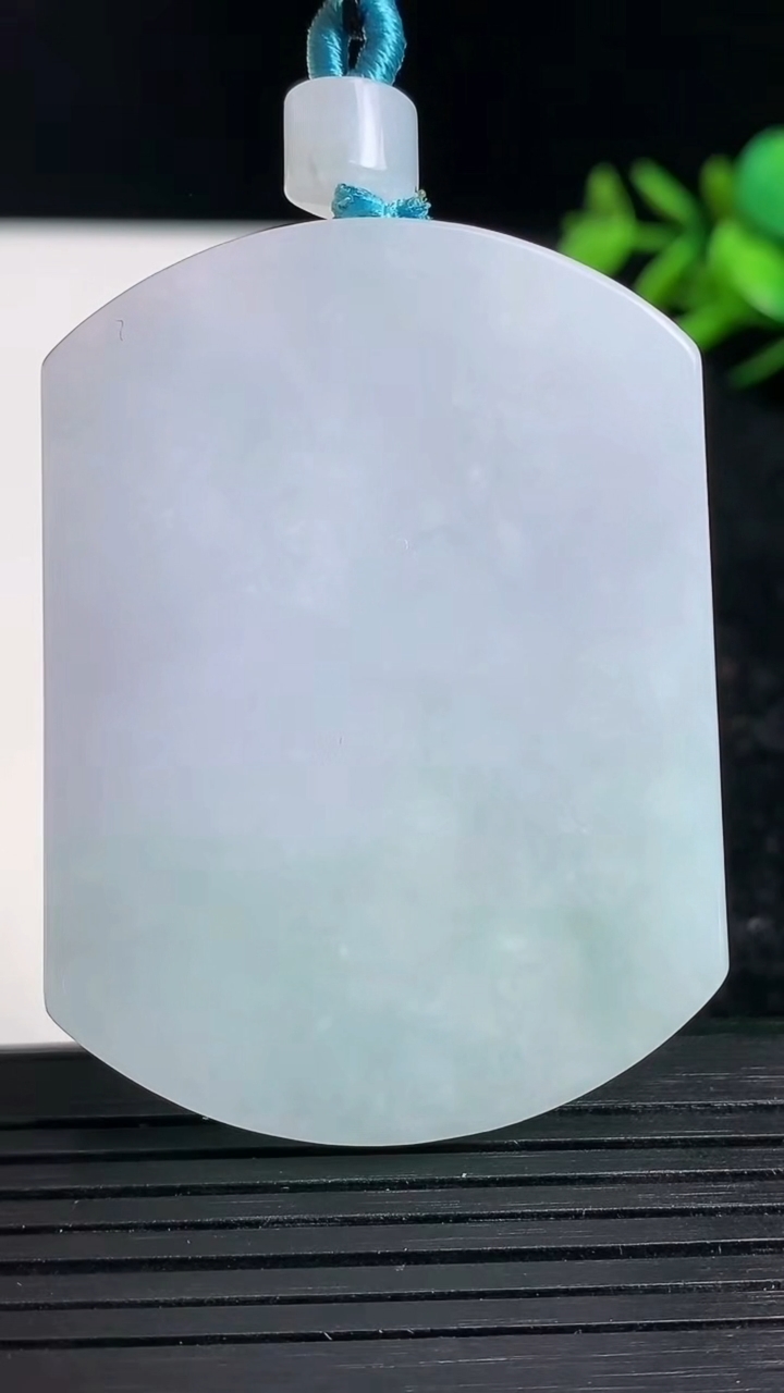 天然A货翡翠无事牌吊坠尺寸54-40.6-5.8重量:39.10g
3月22日