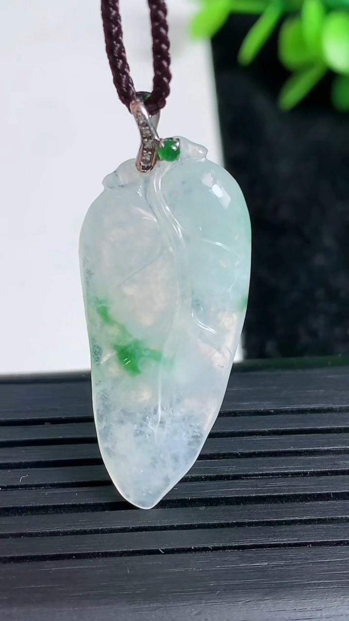 天然A货翡翠金枝玉叶 叶子吊坠尺寸34.8-15.4-4重量:4.40g
3月22日