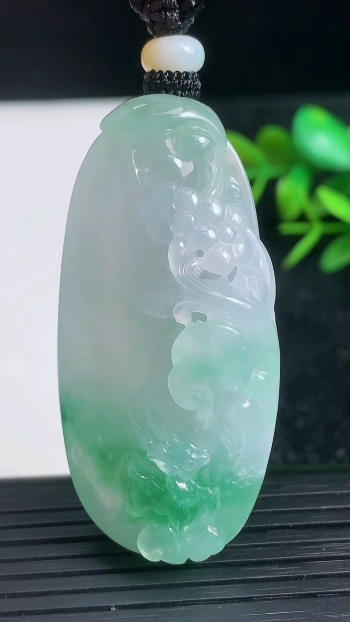 天然A货翡翠梅花鹿吊坠尺寸54-25.6-12.2重量:31.09g
3月22日