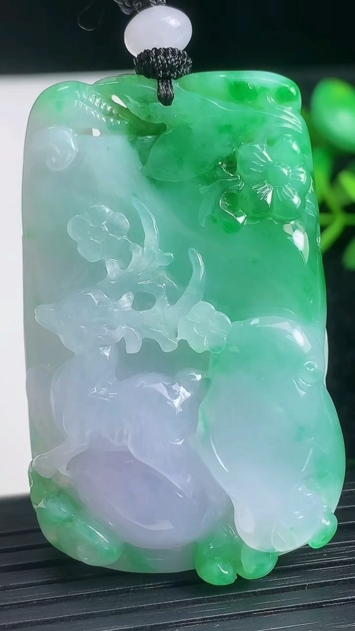 天然A货翡翠梅花鹿吊坠尺寸52.9-33.2-12.7重量:43.75g
3月22日