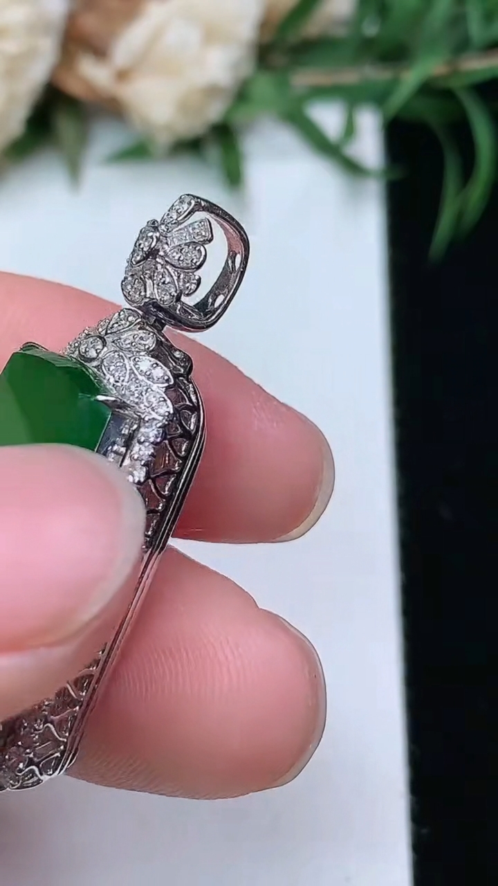 天然A货翡翠无事牌吊坠，尺寸33.4-16.3-9，裸石21-13，重量:5.56g
3月22日