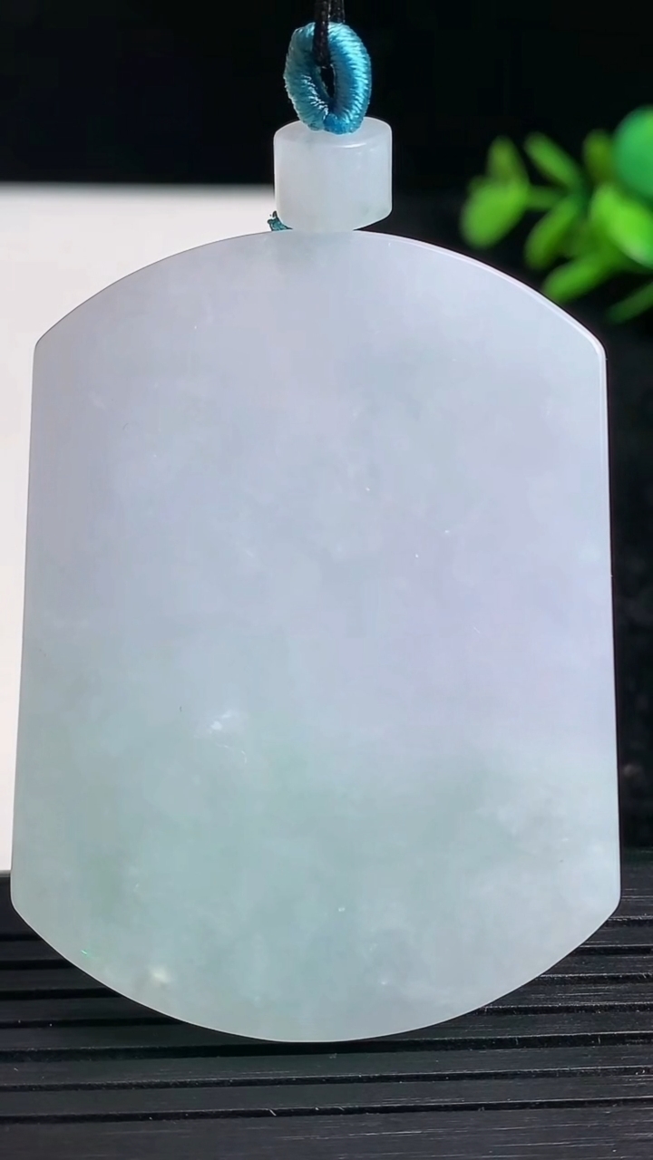 天然A货翡翠无事牌吊坠尺寸54-40.6-5.8重量:39.10g
3月22日