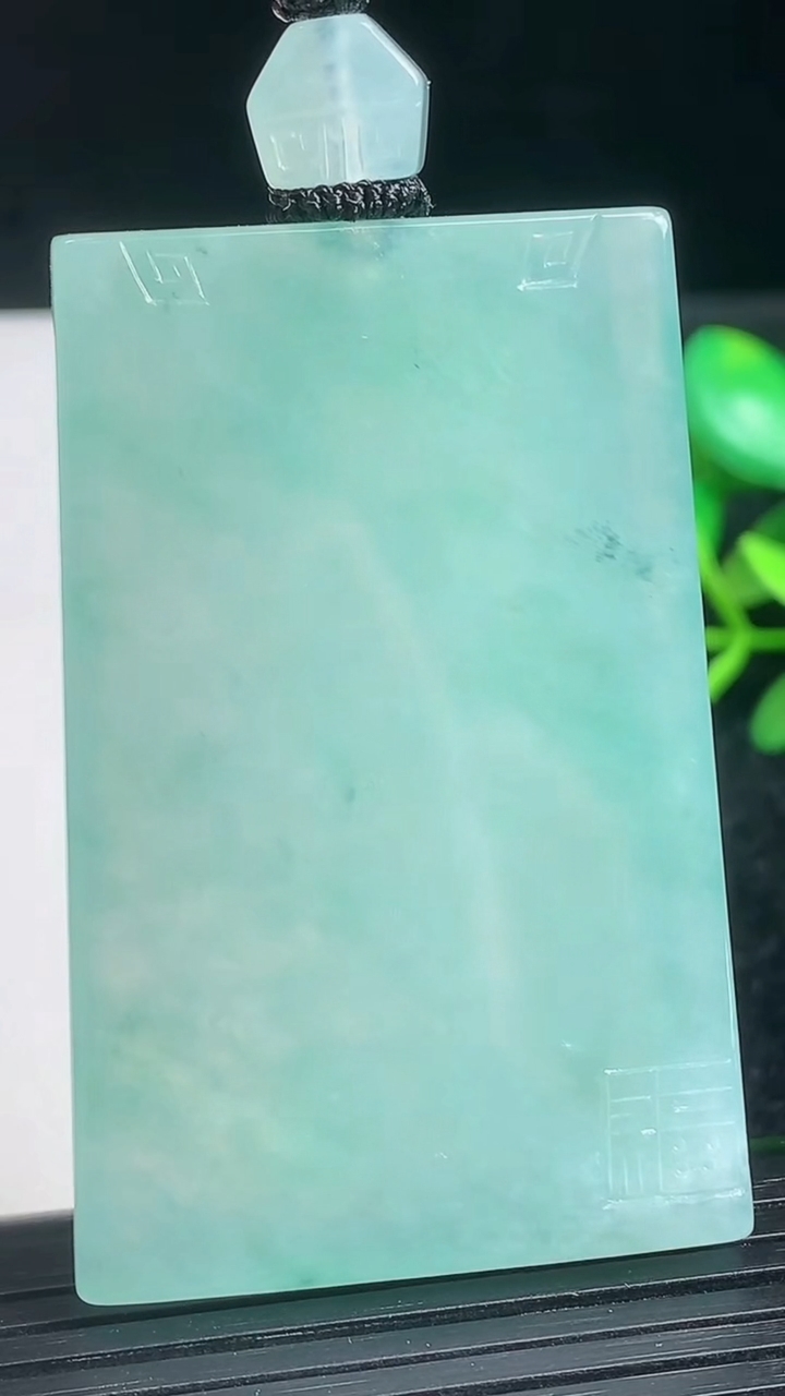 天然A货翡翠仿古无事牌吊坠尺寸53.8-35.2-5.7重量:40.70g
3月22日