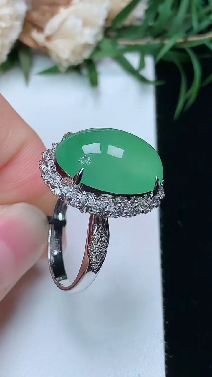 天然A货翡翠蛋面戒指，尺寸17.5-17-12.7，重量:6.79g2026年3月22日
工厂直销收藏佳品,种好水足，色泽均匀，有种有色，上手高大气！