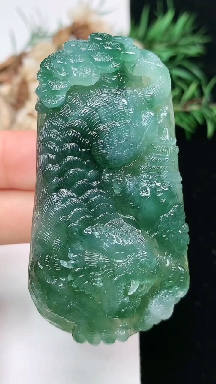 天然A货翡翠生肖虎吊坠，尺寸63.2-34.3-12.2，重量:52.77g
3月22日