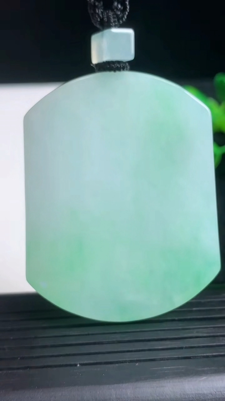 天然A货翡翠无事牌吊坠尺寸54.4-43-5.6重量:45.37g
3月22日