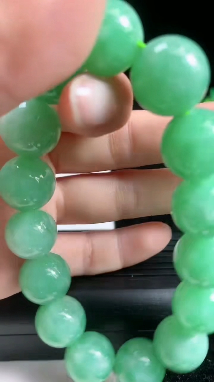 天然A货翡翠圆珠手串尺寸14.3-15颗重量:69.84g3月22日
工厂直销收藏佳品,种好水足，色泽均匀，有种有色，上手高大气！