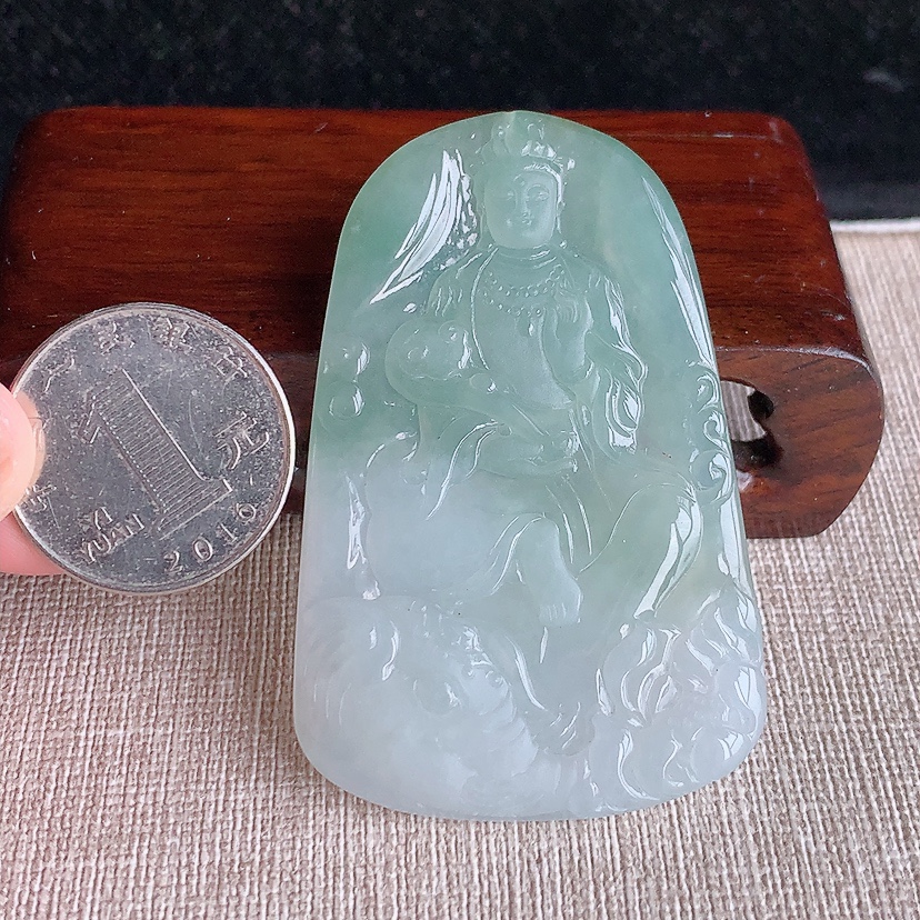 天然A货翡翠晴水普贤菩萨吊坠 
尺寸61.5-40-5.4mm 重量29.70g 0322