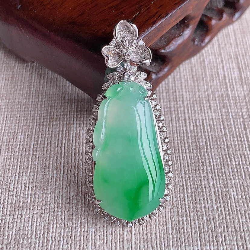 天然A货翡翠18K金伴钻镶嵌飘阳绿福瓜吊坠 
尺寸43.5-18.5-9裸石28.5-14.8mm 重量7.86g 0320