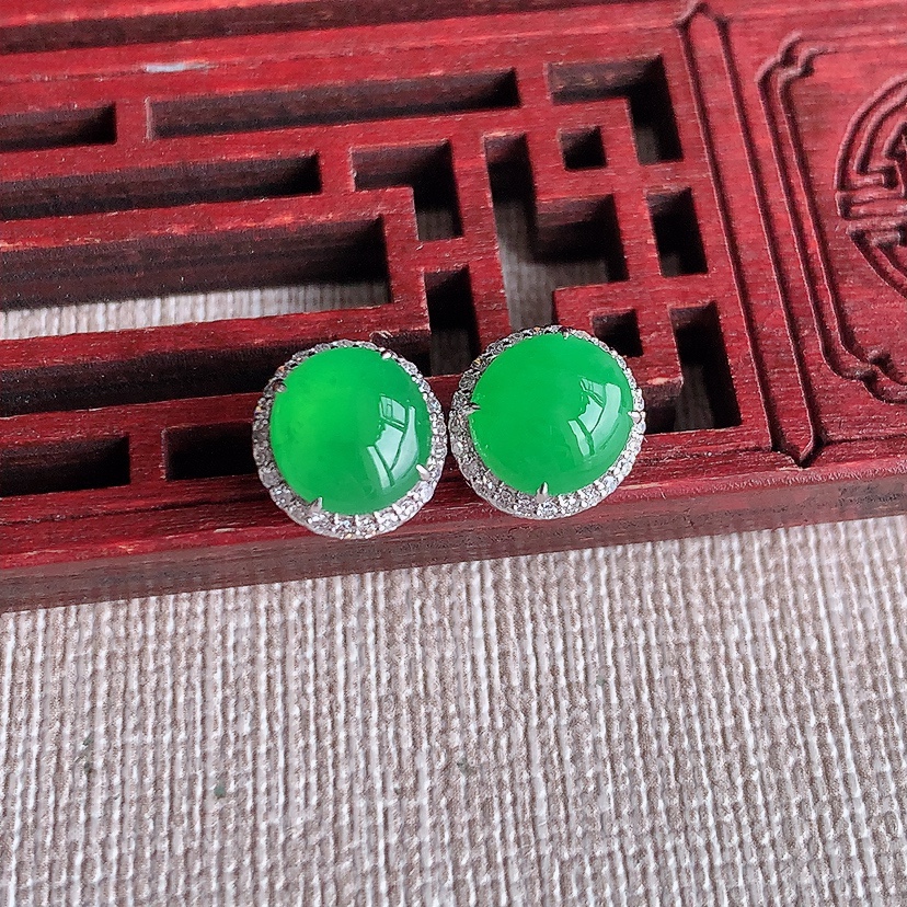 天然A货翡翠18K金伴钻镶嵌阳绿蛋面耳钉 
尺寸8-7.5mm 重量2.70g 0321