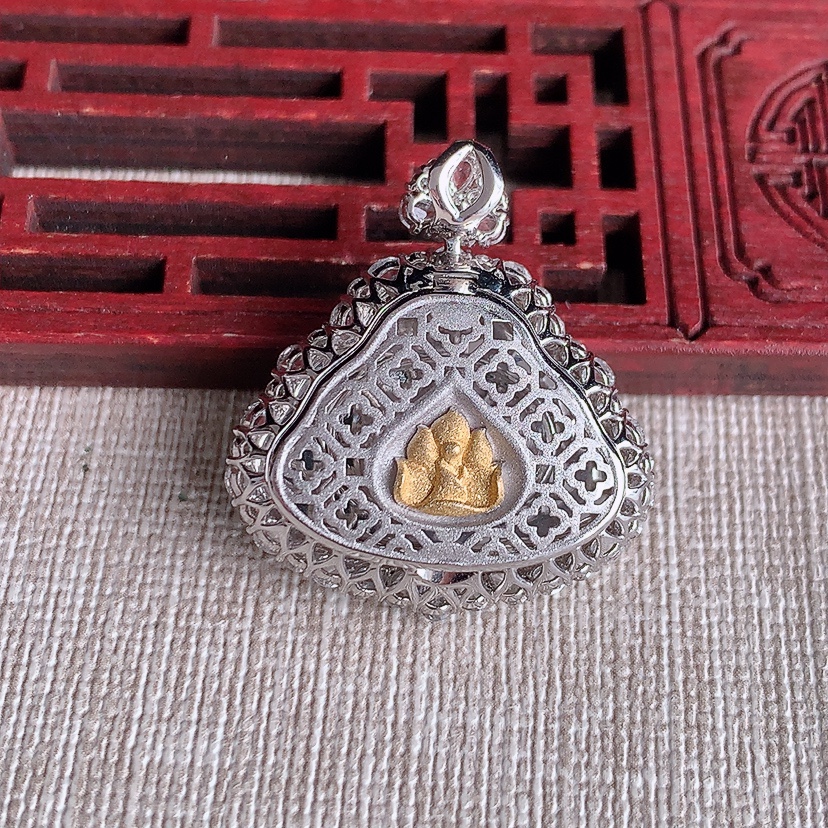 天然A货翡翠18K金伴钻镶嵌阳绿佛公吊坠 
尺寸30-26.8-11.8裸石16-23.8mm 重量