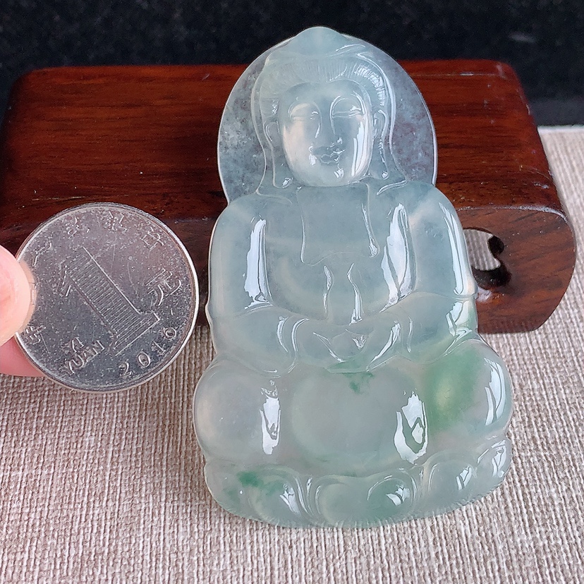 天然A货翡翠飘花大件正装观音吊坠 
尺寸67.6-41.7-5.7mm 重量31.15g 0320