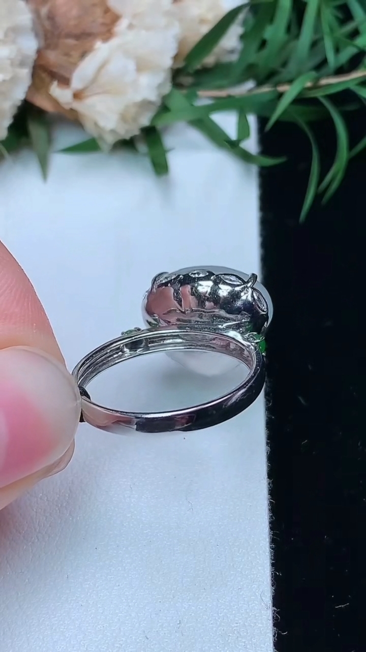 天然A货翡翠白冰葫芦戒指，尺寸17-12-14，重量:3.71g2026年3月22日
工厂直销收藏佳品,种好水足，色泽均匀，有种有色，上手高大气！