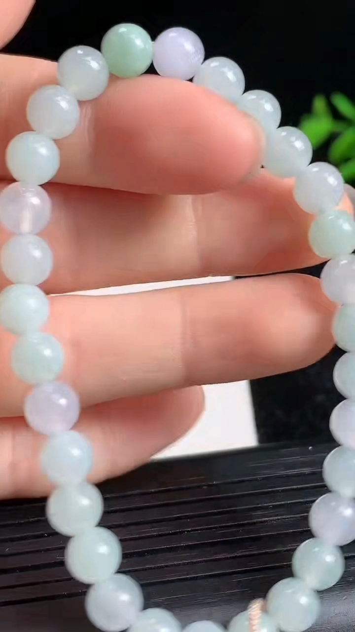 天然A货翡翠圆珠手串尺寸6.1-30颗重量:12.30g3月22日
工厂直销收藏佳品,种好水足，色泽均匀，有种有色，上手高大气！