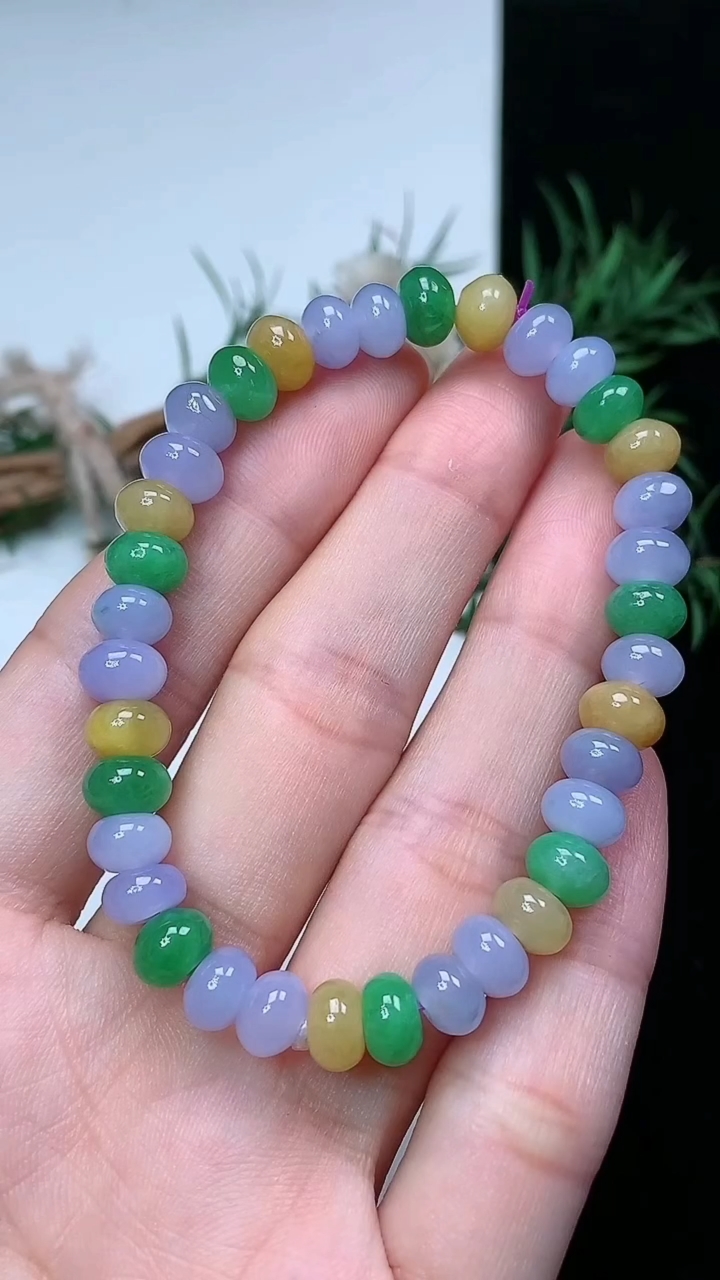 天然A货翡翠三彩算盘珠手串，尺寸7.2-4.8-36颗，重量:15.07g3月22日
工厂直销收藏佳